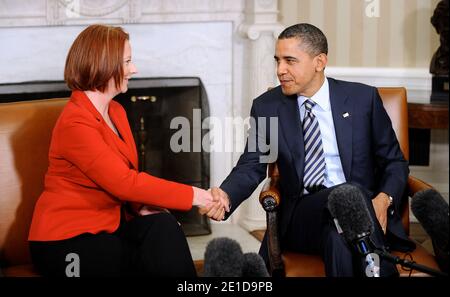 US-Präsident Barack Obama schüttelt am 7. März 2011 im Oval Office des Weißen Hauses in Washington DC, USA, die Hand mit Australiens Premierministerin Julia Gillard. Foto von Olivier Douliery/ABACAPRESS.COM Stockfoto