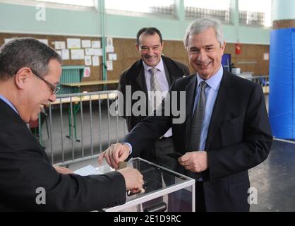 Le President du Conseil Departemental de seine Saint Denis Claude Bartolone vote lors du Premier Tour des Elections cantonales au Pre Saint Gervais en compagnie du Maire du Pre Saint Gervais Daniel Cosme, Daniel Guiraud, Candidat dans le Canton du Pre Saint Gervais/les Lilas et de sa suppleanede Joelle Dunia Mutabesha, France le 20 Mars 2011. Photo Mousse/ABACAPRESS.COM Stockfoto