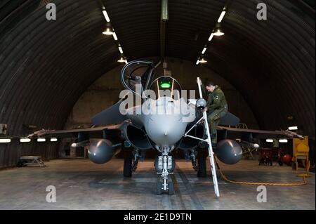 Ein französischer Pilot steigt in ein Kampfflugzeug von Rafale auf dem Militärstützpunkt Saint-Dizier, Frankreich, am 19. März 2011 ein. Die Jets fahren nach Libyen, um eine Flugverbotszone durchzusetzen und Zivilisten zu schützen und Rebellen zu bestattern. Foto von Ministere de la Defense via ABACAPRESS.COM Stockfoto