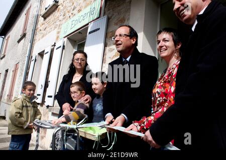 Francois Hollande inaudition ure une epicerie bar dans le Village de Saint Bonnet l' Enfantier sur sa circoncription de Correze, en France, le 20 Mars 2011. Foto von Jean-Luc Luyssen/ABACAPRESS.COM Stockfoto