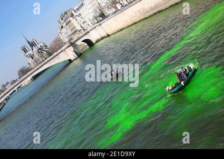 Umwelt-Mitarbeiter kippen ein fluoreszierendes Produkt in die seine, Paris, Frankreich am 22. März 2011, im Rahmen der Feierlichkeiten zum Weltwassertag. Die Nahrungsmittelagentur der Vereinten Nationen hat heute den Weltwassertag begangen und neue und innovative Ansätze gefordert, um den Bewohnern von Entwicklungsländern den Zugang zu sicherer und angemessener Wasserversorgung zu ermöglichen. Foto von David Fritz/ABACAPRESS.COM Stockfoto