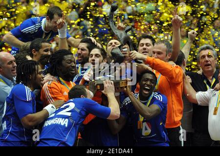 Das französische Team feiert dort am 30. Januar 2011 in der Malmo Arena in Malmo, Schweden, die Goldmedaille mit ihrer Trophäe nach dem Finale der Männer Handball-Weltmeisterschaft zwischen Frankreich und Dänemark. Frankreich gewann 37-35 pro Person. Foto von Nicolas Gouhier/ABACAPRESS.COM Stockfoto