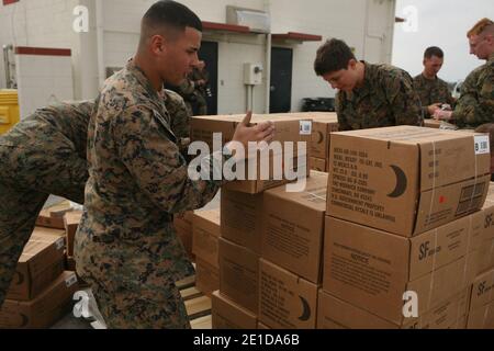 Marineinfanteristikregiment 37, 3rd Marine Logistics Group, III Marine Expeditionary Force, laden Lebensmittel auf eine Frachtplattform auf der Marine Corps Air Station Futenma in Okinawa, Japan, 11. März 2011, um nach einem Erdbeben der Stärke 8.9 und einem Tsunami nach Japan zu liefern. Foto von NVNS via ABACAPRESS.COM Stockfoto