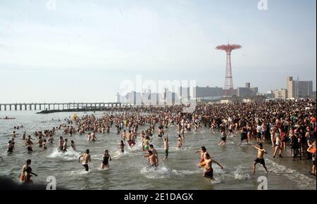 Am 1. Januar 2011 nehmen die Menschen am jährlichen Coney Island Polar Bear Club New Year's Day Swim Teil, indem sie auf Coney Island im Brooklyn-Viertel von New York City ins Meer laufen. Der Coney Island Polar Bear Club behauptet sich als die älteste Winterbadeorganisation in den USA und zieht Hunderte an den Strand, um jährlich im Atlantischen Ozean zu schwimmen.Foto von Charles Guerin/ABACAUSA.COM Stockfoto