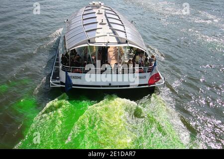 Umwelt-Mitarbeiter kippen ein fluoreszierendes Produkt in die seine, Paris, Frankreich am 22. März 2011, im Rahmen der Feierlichkeiten zum Weltwassertag. Die Nahrungsmittelagentur der Vereinten Nationen hat heute den Weltwassertag begangen und neue und innovative Ansätze gefordert, um den Bewohnern von Entwicklungsländern den Zugang zu sicherer und angemessener Wasserversorgung zu ermöglichen. Foto von David Fritz/ABACAPRESS.COM Stockfoto