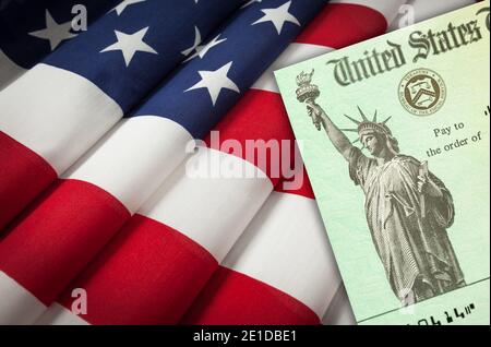 Vereinigte Staaten IRS Stimulus Check ruht auf amerikanischer Flagge. Stockfoto