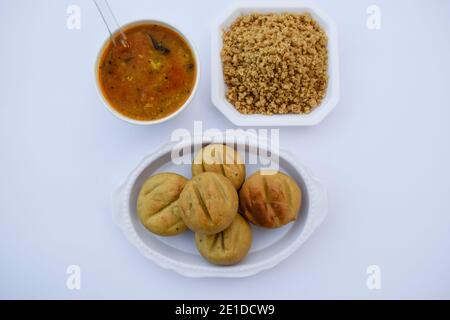 Rajathani dal baati churma gebackenen Weizenkugeln eine traditionelle authentische komplette Mahlzeit Delikatesse des Staates rajasthan. Gegessen und serviert in Kombination von Stockfoto