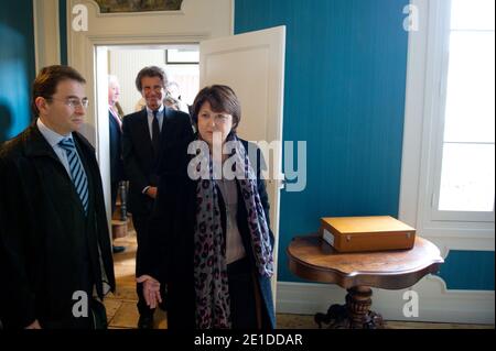 La première secrétaire du Parti Socialiste, Martine Aubry (D) et le député socialiste Jack lang (C) visitent la maison natale de Francois Mitterrand, le 08 janvier 2011 à Jarnac, lors de la commémoration du 15e anniversaire de sa mort. AFP PHOTO POOL / MARTIN BUREAU Stockfoto