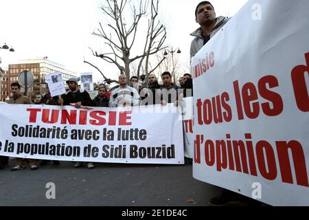 Demonstration der Unterstützung der Tunesier und Algerier in Paris, Frankreich am 9. Januar 2011. Foto von Stephane Lemouton/ABACAPRESS.COM Stockfoto