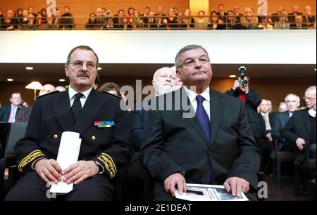 Der französische Justizminister Michel Mercier und der Präfekt von Rhone Alpes, Jean-Francois Carenco, nehmen am 9. Januar 2011 an der feierlichen Feier des neuen Jahres am Berufungsgericht in Lyon Teil. Fotos von Vincent Dargent/ABACAPRESS.COM Stockfoto