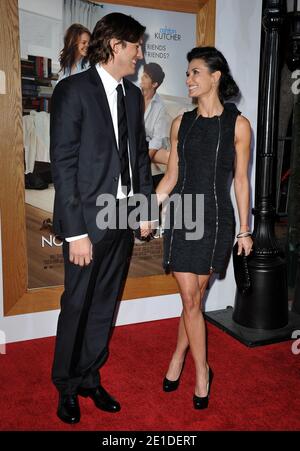 Darsteller Ashton Kutcher und seine Frau Demi Moore besuchen die Premiere von Paramount Pictures 'No Strings Attached' im Regency Village Theatre in Los Angeles, 11. Januar 2011. Foto von Lionel Hahn/AbacaUsa.com Stockfoto