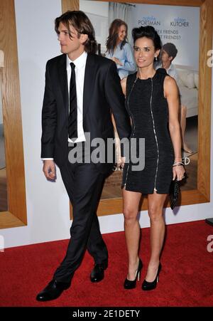 Darsteller Ashton Kutcher und seine Frau Demi Moore besuchen die Premiere von Paramount Pictures 'No Strings Attached' im Regency Village Theatre in Los Angeles, 11. Januar 2011. Foto von Lionel Hahn/AbacaUsa.com Stockfoto