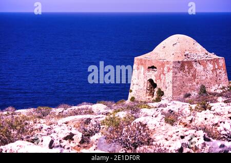 Kreta oder Kreta, Griechenland - 15. September 2017: Ruine des ottomanischen Gebäudes auf Gramvousa auf venezianischem Fort gegen tiefblaues Meer, Weitwinkelaufnahme von Kissamos Stockfoto