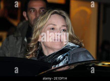 DIE US-Schauspielerin Sharon Stone verlässt das Ritz-Hotel, um in den Geschäften von Vuitton und Chopard einzukaufen. Paris, Frankreich am 12. Januar 2011. Foto von ABACAPRESS.COM Stockfoto