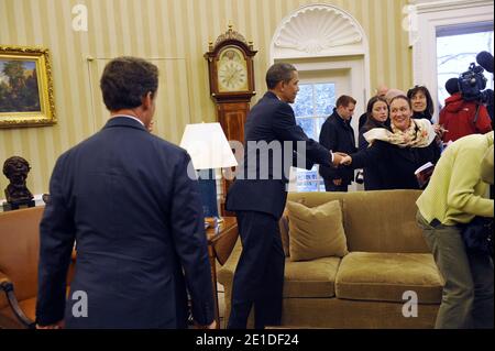 US-Präsident Barack Obama und die französische Journalistin Laurence Haim werden am 10. Januar 2011 nach der Pressekonferenz von US-Präsident Barack Obama und dem französischen Präsidenten Nicolas Sarkozy im Oval Office im Weißen Haus in Washington, DC, USA, in der Nähe des französischen Präsidenten Nicolas Sarkozy abgebildet. Foto von Elodie Gregoire/ABACAPRESS.COM Stockfoto