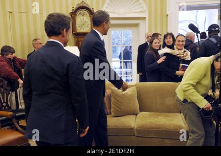 US-Präsident Barack Obama und die französische Journalistin Laurence Haim werden am 10. Januar 2011 nach der Pressekonferenz von US-Präsident Barack Obama und dem französischen Präsidenten Nicolas Sarkozy im Oval Office im Weißen Haus in Washington, DC, USA, in der Nähe des französischen Präsidenten Nicolas Sarkozy abgebildet. Foto von Elodie Gregoire/ABACAPRESS.COM Stockfoto