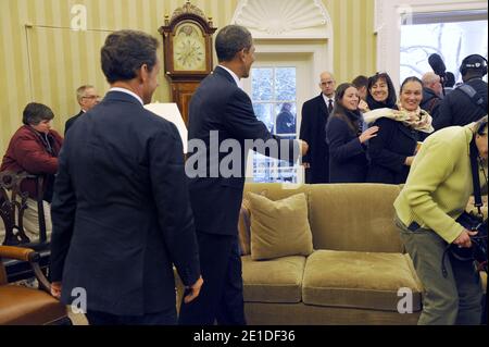 US-Präsident Barack Obama und die französische Journalistin Laurence Haim werden am 10. Januar 2011 nach der Pressekonferenz von US-Präsident Barack Obama und dem französischen Präsidenten Nicolas Sarkozy im Oval Office im Weißen Haus in Washington, DC, USA, in der Nähe des französischen Präsidenten Nicolas Sarkozy abgebildet. Foto von Elodie Gregoire/ABACAPRESS.COM Stockfoto