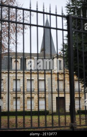 Das Schloss des afrikanischen Diktators Bokassa in Hardricourt bei Paris am 13. Januar 2011. Das französische Schloss, das einst dem afrikanischen Diktator Jean-Bedel Bokassa gehörte, wurde für 915,000 Euro verkauft.das baufällige "Chateau d'Hardricourt" wurde von einem anonymen Bieter bei einer Auktion in Versailles gekauft. Bokassa lebte mehrere Jahre in der Villa im westlichen Pariser Vorort Hardricourt, nachdem er 1979 als Führer der Zentralafrikanischen Republik (AUTO) gestürzt wurde. "Strom, Wasser, Heizung - alles muss überholt werden", Pascal Koerfer, Rechtsanwalt des Verwalters des Landgutes Bokassa. Die Requisite Stockfoto