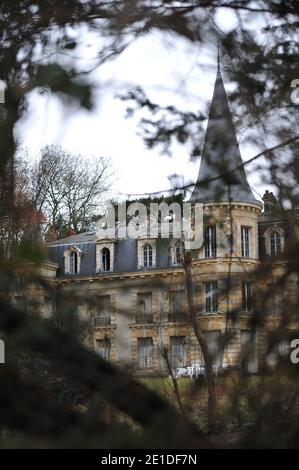 Das Schloss des afrikanischen Diktators Bokassa in Hardricourt bei Paris am 13. Januar 2011. Das französische Schloss, das einst dem afrikanischen Diktator Jean-Bedel Bokassa gehörte, wurde für 915,000 Euro verkauft.das baufällige "Chateau d'Hardricourt" wurde von einem anonymen Bieter bei einer Auktion in Versailles gekauft. Bokassa lebte mehrere Jahre in der Villa im westlichen Pariser Vorort Hardricourt, nachdem er 1979 als Führer der Zentralafrikanischen Republik (AUTO) gestürzt wurde. "Strom, Wasser, Heizung - alles muss überholt werden", Pascal Koerfer, Rechtsanwalt des Verwalters des Landgutes Bokassa. Die Requisite Stockfoto