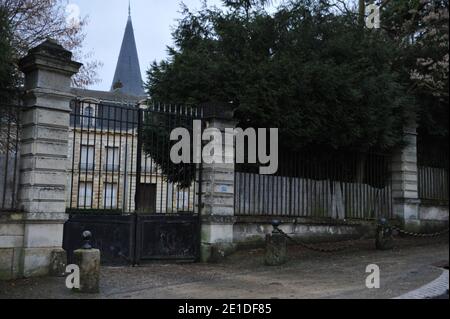 Das Schloss des afrikanischen Diktators Bokassa in Hardricourt bei Paris am 13. Januar 2011. Das französische Schloss, das einst dem afrikanischen Diktator Jean-Bedel Bokassa gehörte, wurde für 915,000 Euro verkauft.das baufällige "Chateau d'Hardricourt" wurde von einem anonymen Bieter bei einer Auktion in Versailles gekauft. Bokassa lebte mehrere Jahre in der Villa im westlichen Pariser Vorort Hardricourt, nachdem er 1979 als Führer der Zentralafrikanischen Republik (AUTO) gestürzt wurde. "Strom, Wasser, Heizung - alles muss überholt werden", Pascal Koerfer, Rechtsanwalt des Verwalters des Landgutes Bokassa. Die Requisite Stockfoto