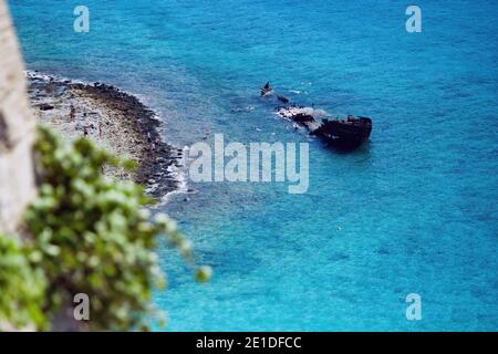 Creta, Griechenland - 15. September 2017: Luftdrohne von untergetauchten Lastkahn in der Nähe der Festung von Gramvousa. Rostig versunkenes Schiff auf der Insel Kreta Stockfoto