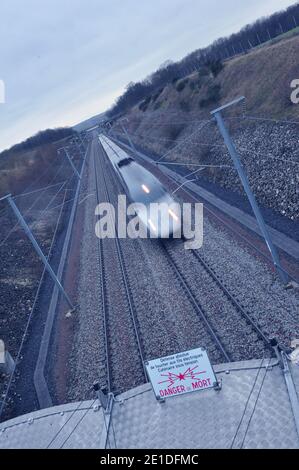 Reconstitution des degradations commises contre une ligne TGV de l'Est dans l'affaire dite de Tarnac, a Dhuisy, seine-et-Marne, France dans la nuit du 13 au 14 janvier 2011. Dans la nuit du 7 au 8 novembre 2008, Julien Coupat Conduit les policiers, qui le filaient en seine-et-Marne, a proximitte de la ligne du TGV Est, ou a lieu l’ un des quatre sabotages de la nuit. Il est en compagnie d’Yildune Levy et il cherche a dejouer la Surveillance policiere. La filature beginnt eine 18 h 25 au Niveau de l’Autoroute A4. Le couple emprunte les departementales D81 et D845, autour de Dhuisy. Leur Mercedes e Stockfoto