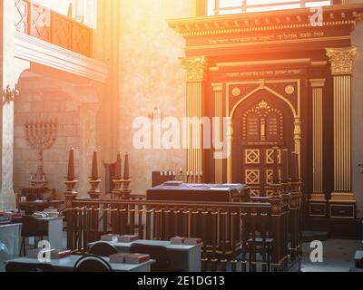 Synagoge ist die wichtigste Institution der jüdischen Religion, Raum dient als Ort der öffentlichen Anbetung und Zentrum des religiösen Lebens der Gemeinschaft. Stockfoto