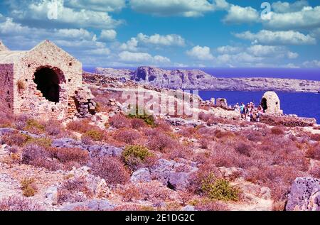 Kreta oder Kreta, Griechenland - 15. September 2017: Ruine des ottomanischen Gebäudes auf Gramvousa auf venezianischem Fort gegen tiefblaues Meer, Weitwinkelaufnahme von Kissamos Stockfoto