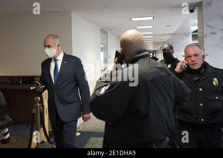 Washington DC, USA. Januar 2021. Vereinigte Staaten Senator Bob Casey, Jr. (Demokrat von Pennsylvania) Und andere Senatoren evakuieren an einen sicheren Ort im Dirksen Senate Office Building, nachdem während einer gemeinsamen Sitzung des US-Kongresses die Wahlstimmen gezählt wurden, um die Ergebnisse der Präsidentschaftswahlen 2020 in der Kammer des US-Repräsentantenhauses im US-Kapitol in Washington zu bescheinigen, DC am Mittwoch, 6. Januar 2021. . Quelle: ABACAPRESS/Alamy Live News Stockfoto