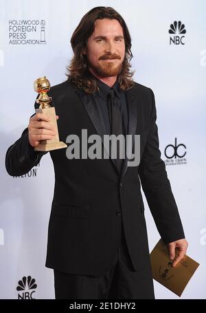 Christian Bale mit seiner Auszeichnung für die beste Leistung eines Schauspielers in EINER Nebenrolle für "The Fighter" posiert im Presseraum der 68. Verleihung der Golden Globe Awards, die am 16. Januar 2011 im Beverly Hilton Hotel in Los Angeles, CA, USA, stattfand. Foto von Lionel Hahn/ABACAUSA.COM Stockfoto