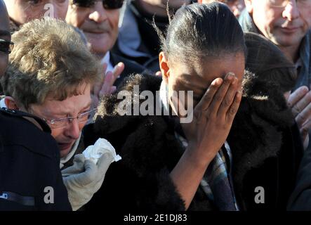 Rakia Kouka, Antoine de Leocour Verlobte und Frau De Leocour nehmen an einer Zeremonie Teil, um Antoine de Leocour und Vincent Delory zu ehren, die letzte Woche in Niger am 15. Januar 2011 getötet wurden. Foto von Christophe Guibbaud/ABACAPRESS.COM Stockfoto