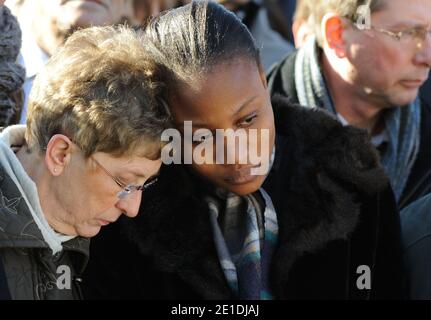 Rakia Kouka, Antoine de Leocour Verlobte und Frau De Leocour nehmen an einer Zeremonie Teil, um Antoine de Leocour und Vincent Delory zu ehren, die letzte Woche in Niger am 15. Januar 2011 getötet wurden. Foto von Christophe Guibbaud/ABACAPRESS.COM Stockfoto