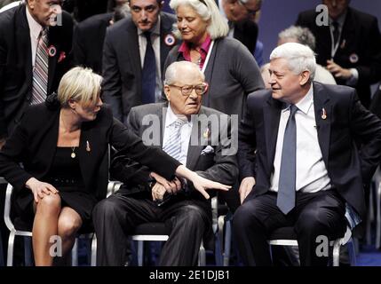 Bruno Gollnisch, Jean-Marie Le Pen und Marine Le Pen, der neu gewählte politische Parteivorsitzende der rechtsextremen Front National, nahmen an der Festveranstaltung der Ergebnisse des Jahreskongresses der 14. Front National am 16. Januar 2011 in Tours, Frankreich, Teil. Foto von Patrick Bernard/ABACAPRESS.COM Stockfoto