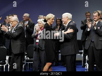 Bruno Gollnisch, Jean-Marie Le Pen und Marine Le Pen, der neu gewählte politische Parteivorsitzende der rechtsextremen Front National, nahmen an der Festveranstaltung der Ergebnisse des Jahreskongresses der 14. Front National am 16. Januar 2011 in Tours, Frankreich, Teil. Foto von Patrick Bernard/ABACAPRESS.COM Stockfoto