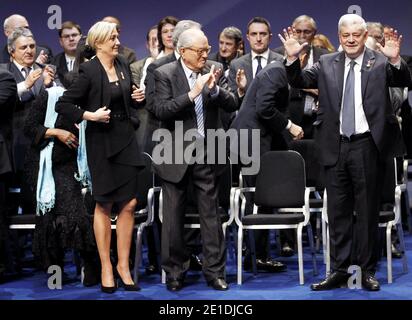 Bruno Gollnisch, Jean-Marie Le Pen und Marine Le Pen, der neu gewählte politische Parteivorsitzende der rechtsextremen Front National, nahmen an der Festveranstaltung der Ergebnisse des Jahreskongresses der 14. Front National am 16. Januar 2011 in Tours, Frankreich, Teil. Foto von Patrick Bernard/ABACAPRESS.COM Stockfoto