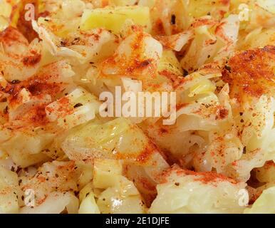 Sauerkrautsalat mit rotem Cayennepfeffer. Stockfoto