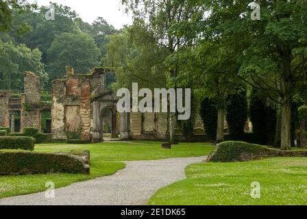 Ruinen der Abtei Villers la Ville, einer Zisterzienserabtei, die 1146 von Saint Bernard gegründet wurde und heute ein beliebtes Touristenziel in Belgien ist. Stockfoto