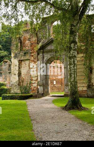 Eingang zu den Ruinen der Abtei Villers la Ville, einer Zisterzienserabtei, die von Saint Bernard gegründet wurde und heute ein beliebtes Touristenziel in Belgien ist. Stockfoto