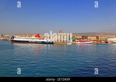 Hafen mit großen Fährenbooten in Piräus, Athen, Griechenland Stockfoto