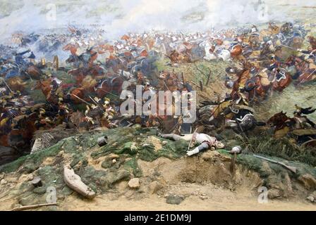 Das „Panorama der Schlacht von Waterloo“, ein riesiges, gemaltes Diorama mit falschem Terrain und Soldaten im Schlachtfeld-Museum von Waterloo, Belgien. Stockfoto