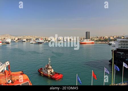 Hafen mit Fähren, Kreuzfahrtschiffen und Frachtern in Piräus, Athen, Griechenland Stockfoto