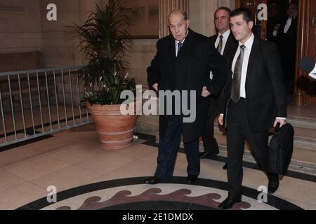 Der ehemalige französische Innenminister Charles Pasqua erscheint am 19. Januar 2011 im Berufungsverfahren in Angolagate, Paris, Frankreich, vor Gericht. Foto von Giancarlo Gorassini/ABACAPRESS.COM Stockfoto