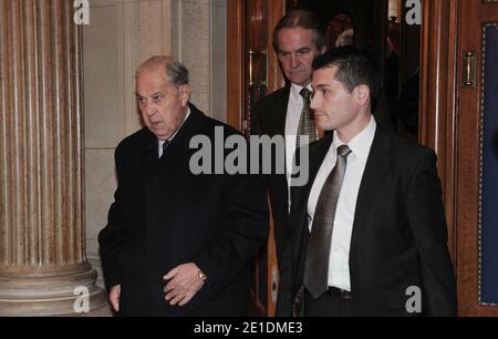 Der ehemalige französische Innenminister Charles Pasqua erscheint am 19. Januar 2011 im Berufungsverfahren in Angolagate, Paris, Frankreich, vor Gericht. Foto von Giancarlo Gorassini/ABACAPRESS.COM Stockfoto