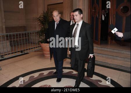 Der ehemalige französische Innenminister Charles Pasqua erscheint am 19. Januar 2011 im Berufungsverfahren in Angolagate, Paris, Frankreich, vor Gericht. Foto von Giancarlo Gorassini/ABACAPRESS.COM Stockfoto