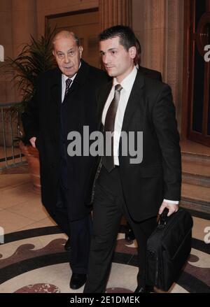 Der ehemalige französische Innenminister Charles Pasqua erscheint am 19. Januar 2011 im Berufungsverfahren in Angolagate, Paris, Frankreich, vor Gericht. Foto von Giancarlo Gorassini/ABACAPRESS.COM Stockfoto