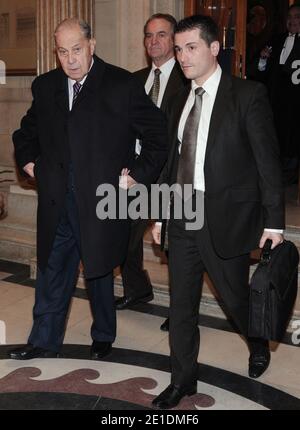 Der ehemalige französische Innenminister Charles Pasqua erscheint am 19. Januar 2011 im Berufungsverfahren in Angolagate, Paris, Frankreich, vor Gericht. Foto von Giancarlo Gorassini/ABACAPRESS.COM Stockfoto