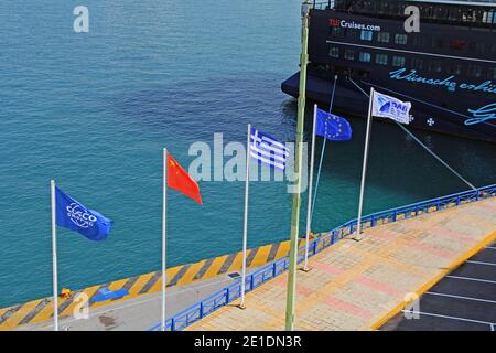 Flaggen im Hafen von Piräus, Athen, Griechenland Stockfoto