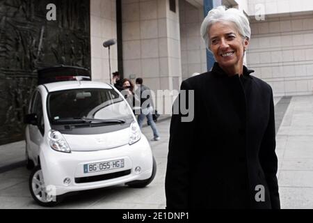 Christine Lagarde, die französische Ministerin für Wirtschaft, Finanzen und Industrie, fährt am 20. Januar 2011 in Paris einen Ion Peugeot voll-Elektrowagen. Das Wirtschaftsministerium wird den viertürigen City-Ion-Wagen mit vier Sitzplätzen nutzen, der Ende 2010 eingeführt wurde. Foto von Stephane Lemouton/ABACAPRESS.COM Stockfoto