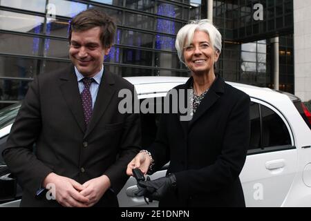 Christine Lagarde, die französische Ministerin für Wirtschaft, Finanzen und Industrie, fährt am 20. Januar 2011 in Paris einen Ion Peugeot voll-Elektrowagen. Das Wirtschaftsministerium wird den viertürigen City-Ion-Wagen mit vier Sitzplätzen nutzen, der Ende 2010 eingeführt wurde. Foto von Stephane Lemouton/ABACAPRESS.COM Stockfoto