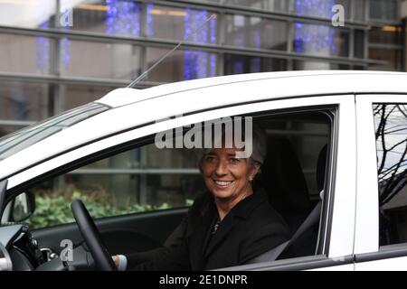 Christine Lagarde, die französische Ministerin für Wirtschaft, Finanzen und Industrie, fährt am 20. Januar 2011 in Paris einen Ion Peugeot voll-Elektrowagen. Das Wirtschaftsministerium wird den viertürigen City-Ion-Wagen mit vier Sitzplätzen nutzen, der Ende 2010 eingeführt wurde. Foto von Stephane Lemouton/ABACAPRESS.COM Stockfoto